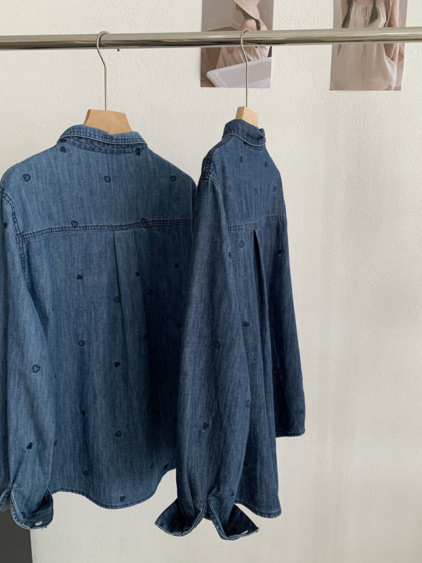 Omalai denim košulja sa šivanim srcem, ovratnik, duge rukave, srednja duljina, za žene, model 6493, proljeće 2026