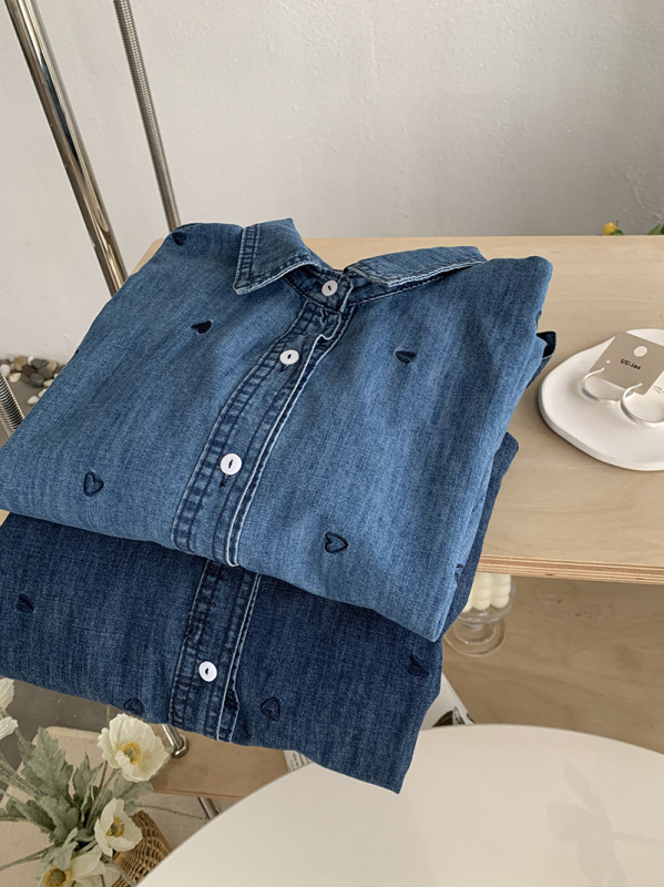 Omalai denim košulja sa šivanim srcem, ovratnik, duge rukave, srednja duljina, za žene, model 6493, proljeće 2026