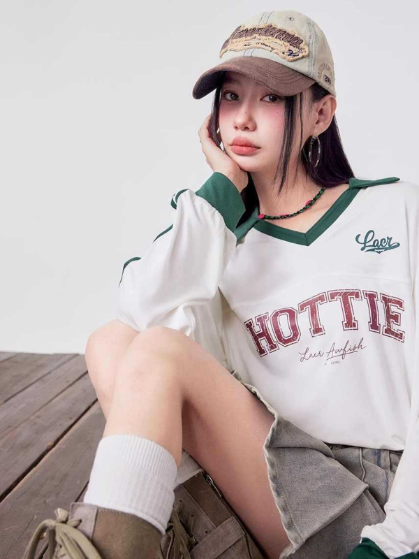 La Crawfish američki sveučilišni sportski stil, kontrastni V-izrez s trakama i otiskom, slobodan kroj, dugi rukav, ženski T-shirt