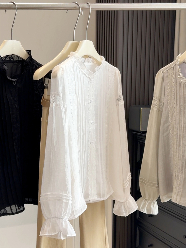 Ženska bluza s francuskim stilom, elegantna, s volanima oko okruglog izreza, dugi rukavi, čipkasti rub i prorez, rukavi lampiona, proljeće 2026