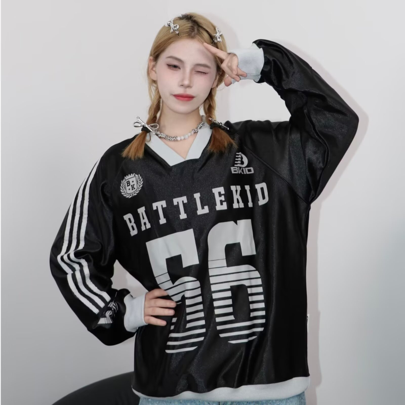 Ženski dugi rukav majica s V-izrezom i satenskim sjajem, broj 56, američki retro stil, za proljeće i jesen, svestrani streetwear.