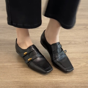 Női fekete loafer négyszögletes orrú, kis arany csattal, slip-on bőr cipő mindennapi viseletre