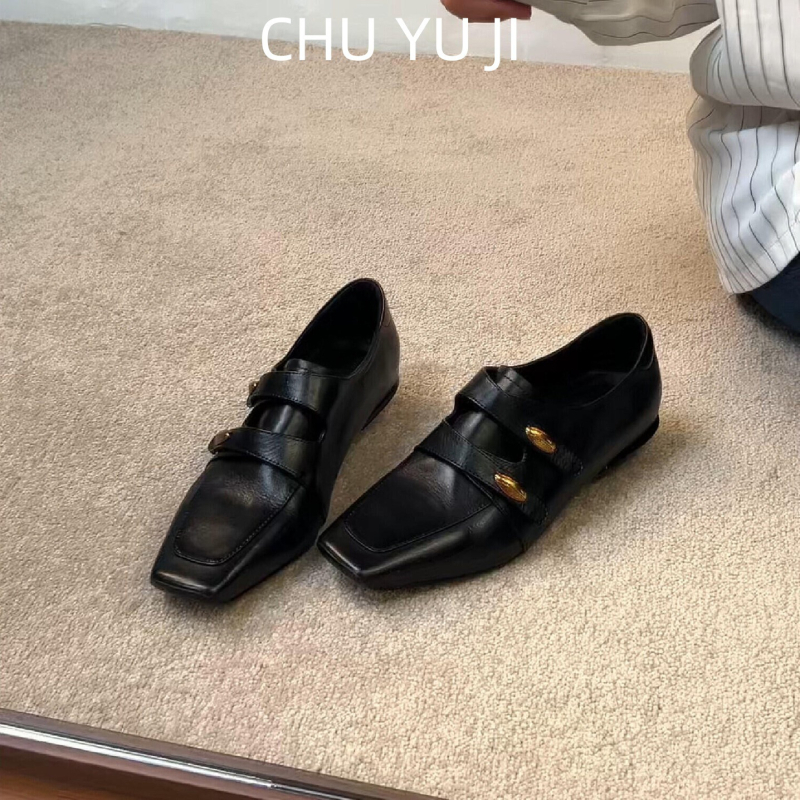 Női fekete loafer négyszögletes orrú, kis arany csattal, slip-on bőr cipő mindennapi viseletre