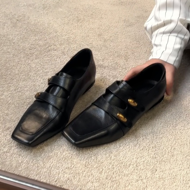 Női fekete loafer négyszögletes orrú, kis arany csattal, slip-on bőr cipő mindennapi viseletre