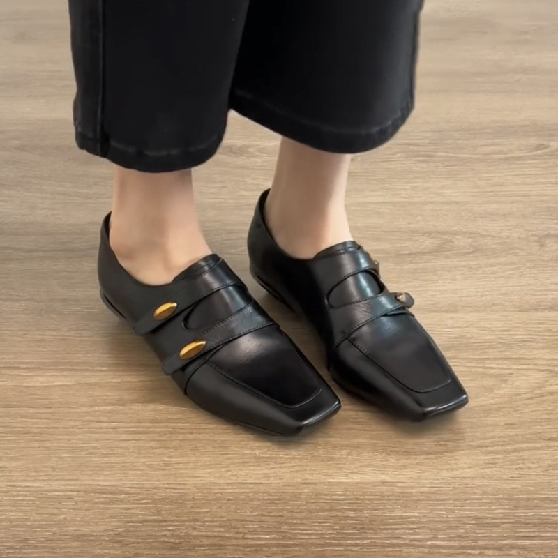 Női fekete loafer négyszögletes orrú, kis arany csattal, slip-on bőr cipő mindennapi viseletre