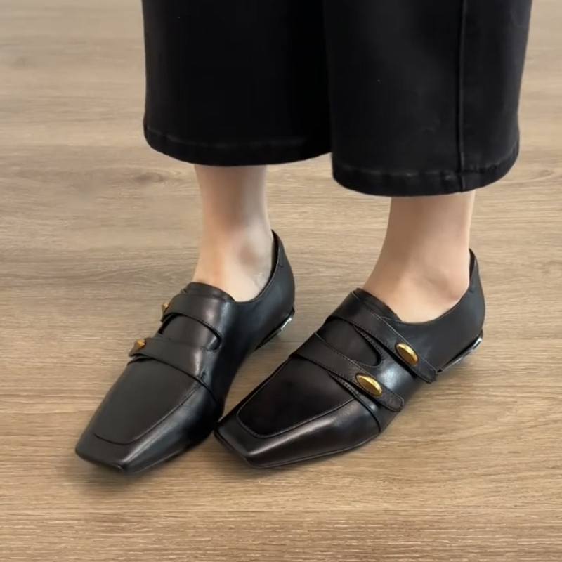 Női fekete loafer négyszögletes orrú, kis arany csattal, slip-on bőr cipő mindennapi viseletre