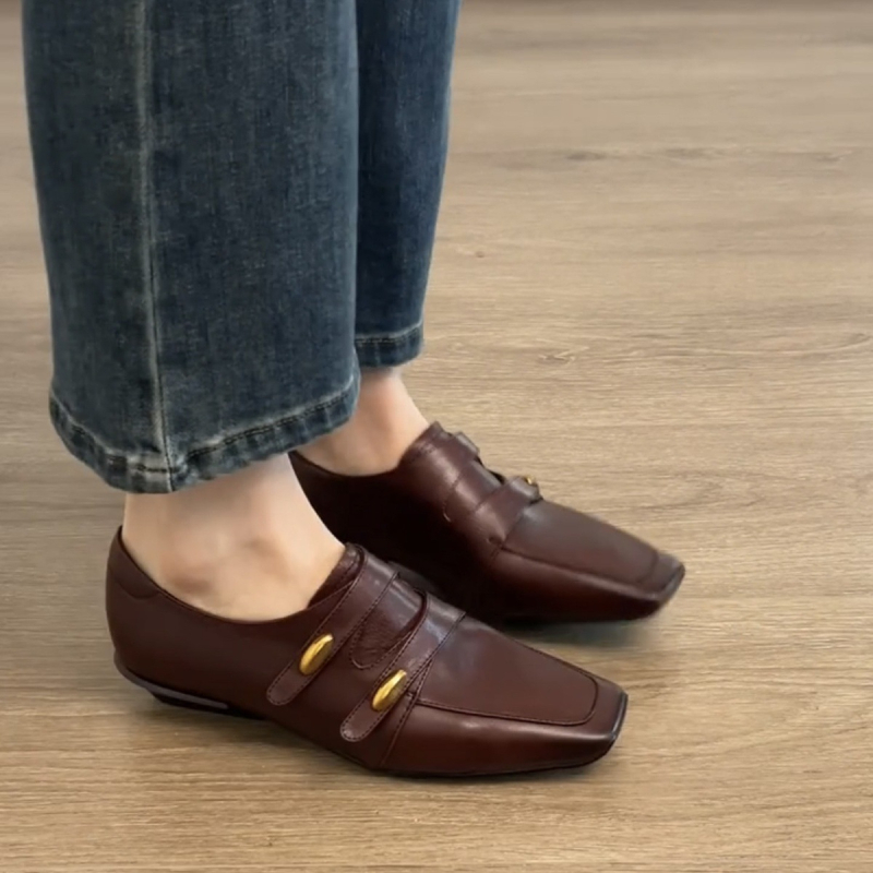 Női fekete loafer négyszögletes orrú, kis arany csattal, slip-on bőr cipő mindennapi viseletre