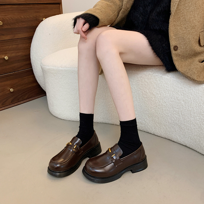 Női vintage brit stílusú loaferek, vastag talpú slip-onok, PU bőr, kerek orr, 3–5 cm sarok, tavasz–ősz 2026