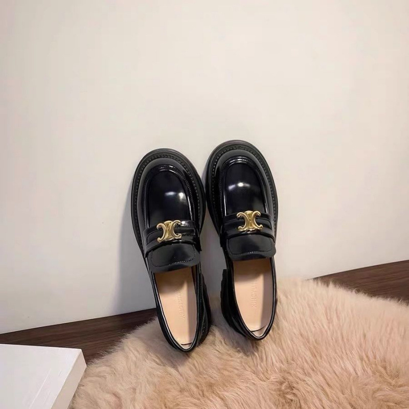 Női vastag talpú loaferek, brit stílusú, bőr slip-on cipők, fekete, 6–8 cm-es magas sarkú, Arc de Triomphe mintával