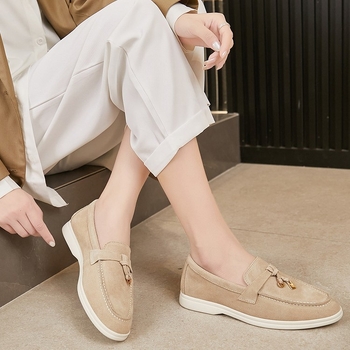 Női bőrből készült slip-on mokaszín — puha talppal, kényelmes, mindennapi viselet.