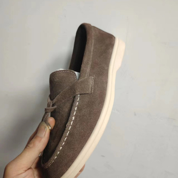 Női bőrből készült slip-on mokaszín — puha talppal, kényelmes, mindennapi viselet.