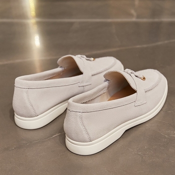 Női bőrből készült slip-on mokaszín — puha talppal, kényelmes, mindennapi viselet.