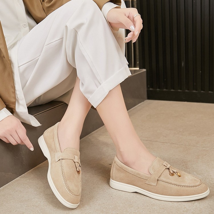 Női bőrből készült slip-on mokaszín — puha talppal, kényelmes, mindennapi viselet.