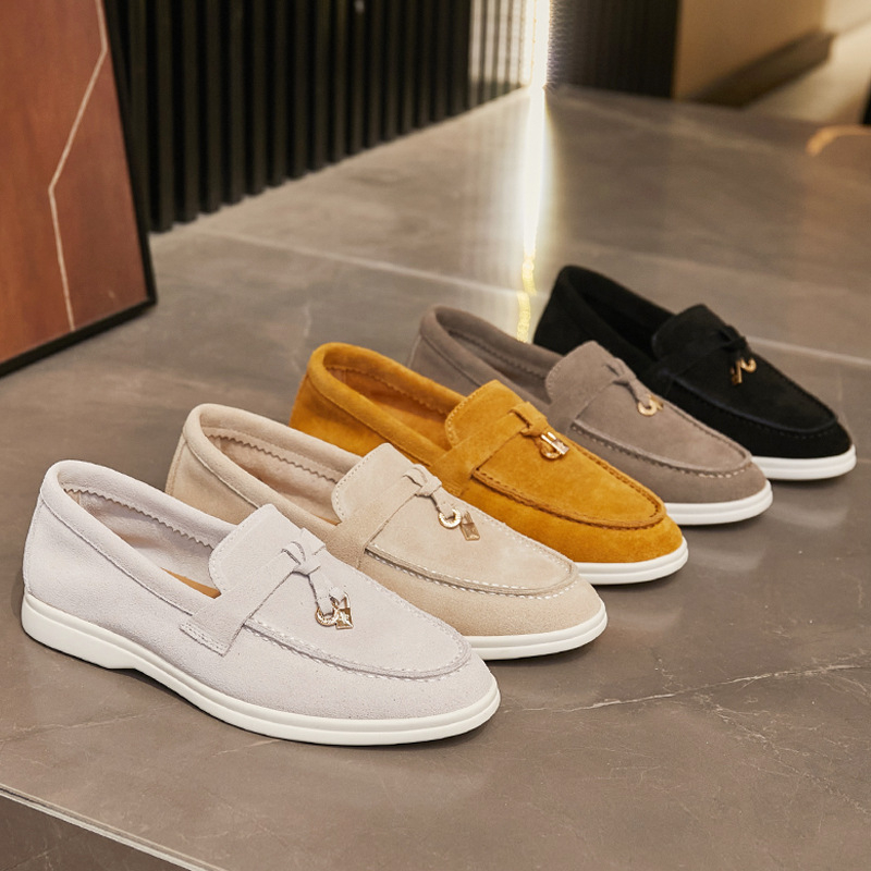 Női bőrből készült slip-on mokaszín — puha talppal, kényelmes, mindennapi viselet.