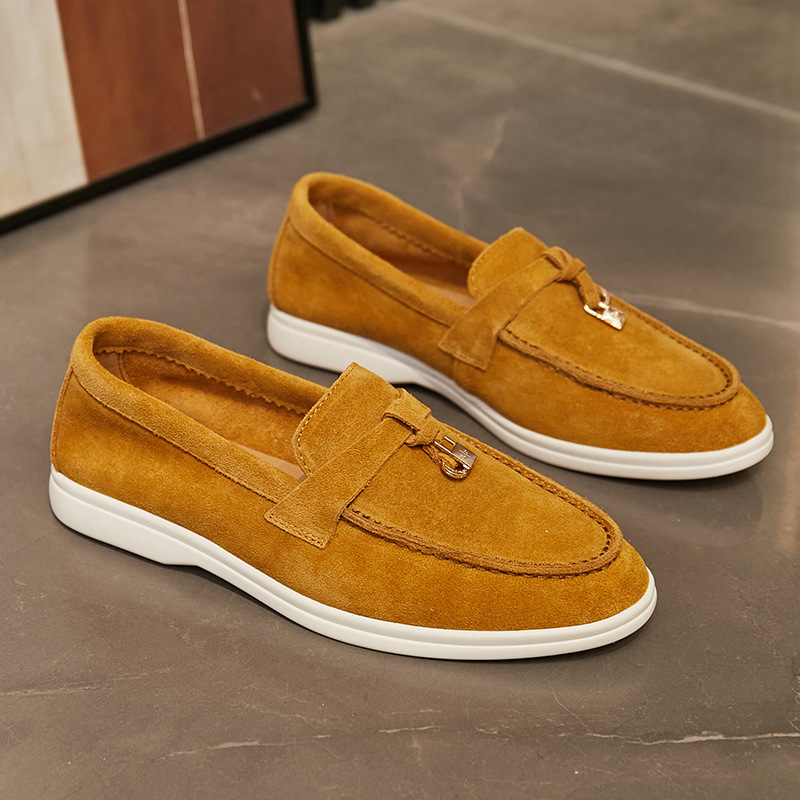 Női bőrből készült slip-on mokaszín — puha talppal, kényelmes, mindennapi viselet.