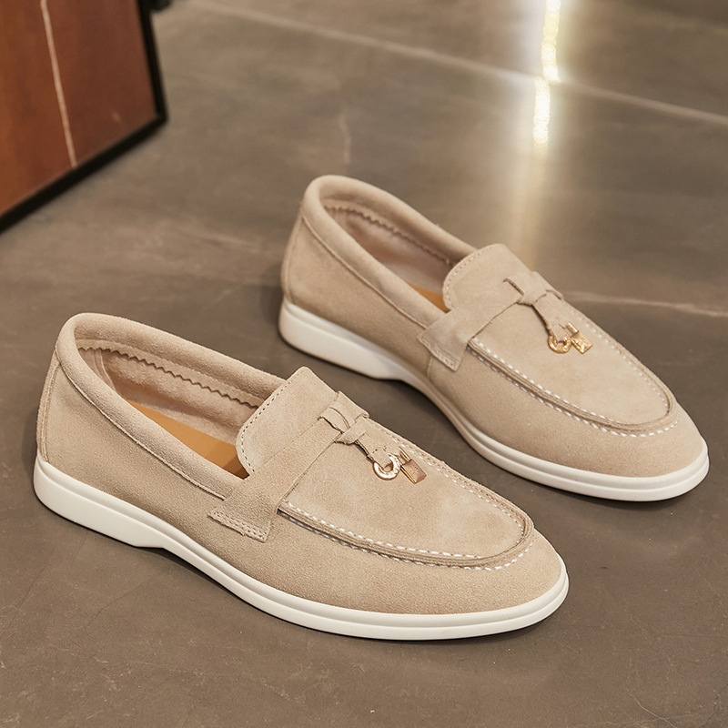 Női bőrből készült slip-on mokaszín — puha talppal, kényelmes, mindennapi viselet.