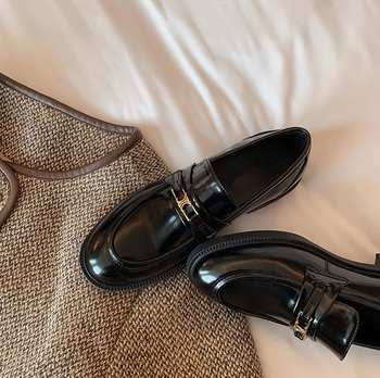 Ženske kožne loafers slip-on s zlatnom kopčom Arc de Triomphe, inspirirano Grape Mom, ručno izrađene