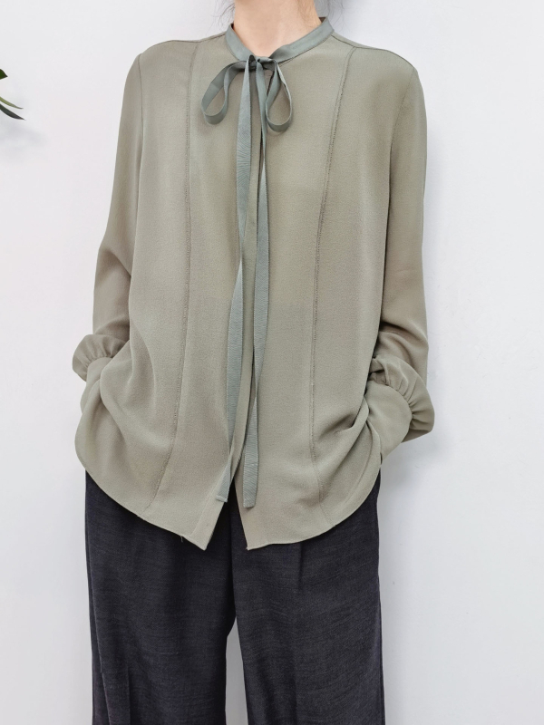 Ženska bluza od Mulberry svile s okruglim izrezom i ukrasnom trakom, široki kroj, dugi rukavi, crinkle tekstura