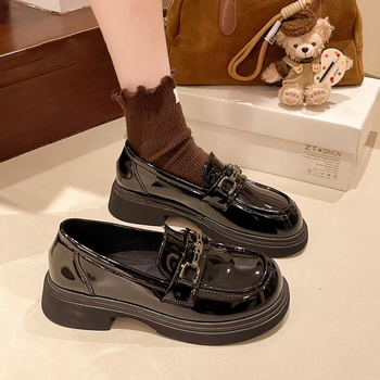 Ženske loafers u britskom stilu, proljeće 2026, slip-on s debelom potplatom, crne