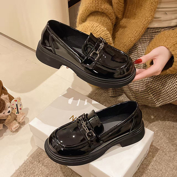 Ženske loafers u britskom stilu, proljeće 2026, slip-on s debelom potplatom, crne