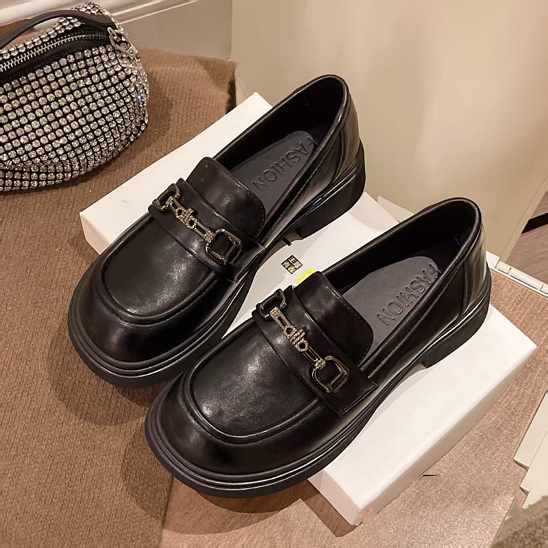 Ženske loafers u britskom stilu, proljeće 2026, slip-on s debelom potplatom, crne