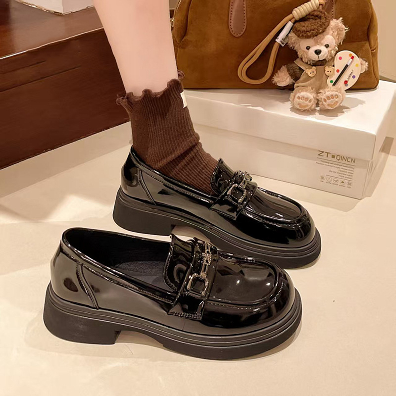 Ženske loafers u britskom stilu, proljeće 2026, slip-on s debelom potplatom, crne