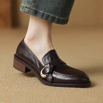 Női báránybőr loaferek középmagas sarkú slip-on, kerek orrú, barna, brit stílus