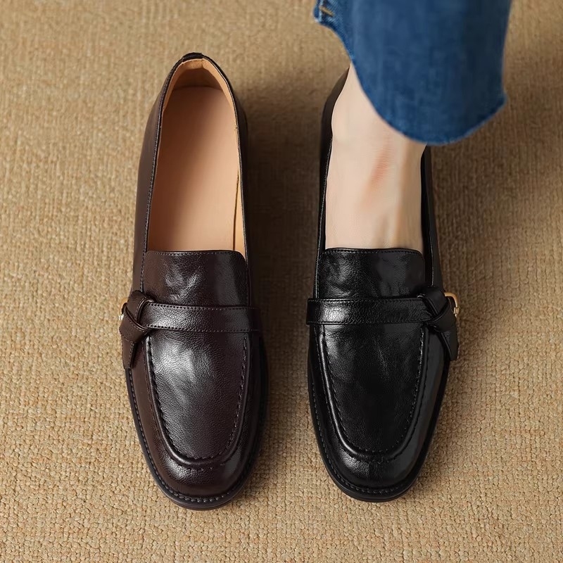 Női báránybőr loaferek középmagas sarkú slip-on, kerek orrú, barna, brit stílus
