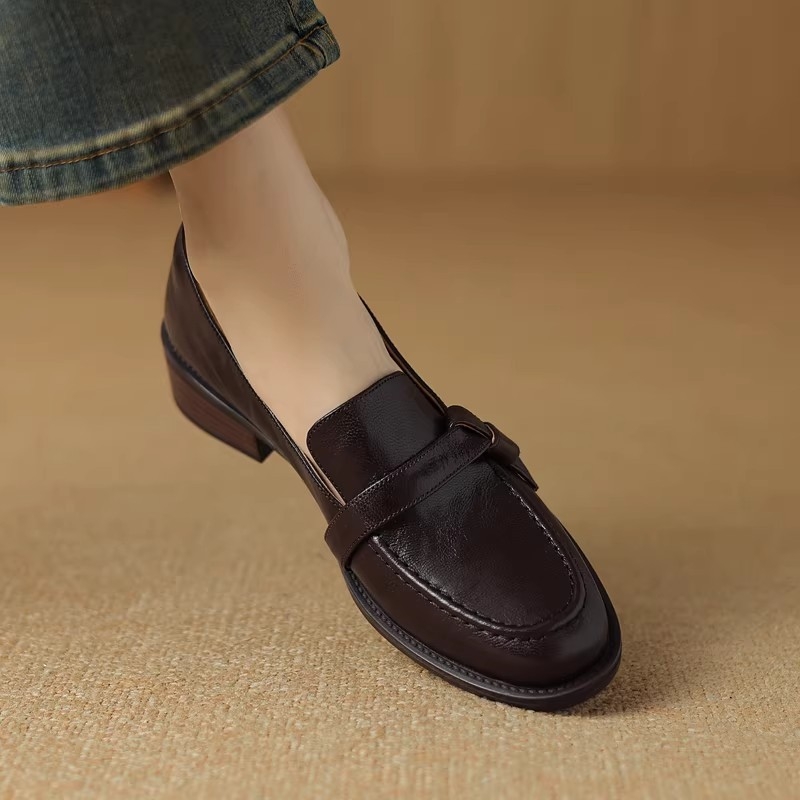 Női báránybőr loaferek középmagas sarkú slip-on, kerek orrú, barna, brit stílus