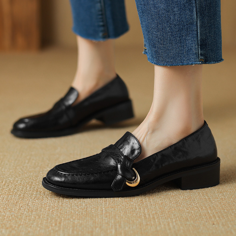 Női báránybőr loaferek középmagas sarkú slip-on, kerek orrú, barna, brit stílus