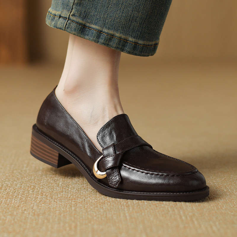 Női báránybőr loaferek középmagas sarkú slip-on, kerek orrú, barna, brit stílus