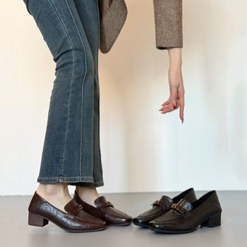 Női loaferok tehénbőrből Camellia dizájnal, slip-on, négyszögletes orr, középmagas, vastag sarok, brit stílusú bőr cipő