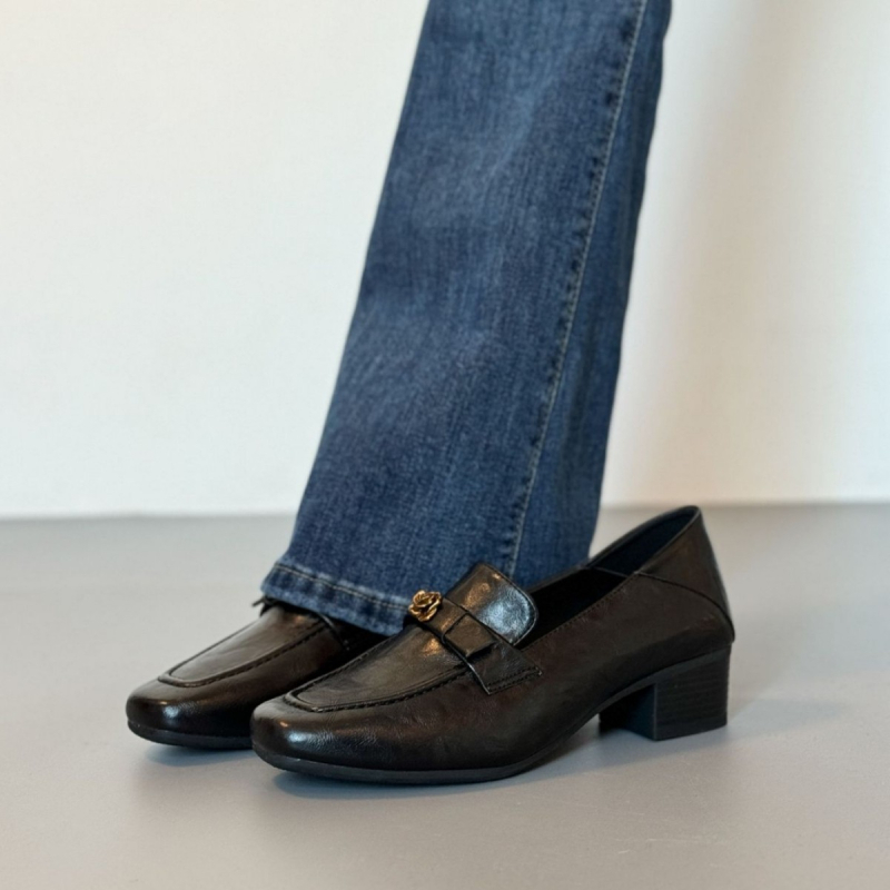 Női loaferok tehénbőrből Camellia dizájnal, slip-on, négyszögletes orr, középmagas, vastag sarok, brit stílusú bőr cipő