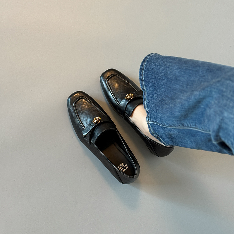 Női loaferok tehénbőrből Camellia dizájnal, slip-on, négyszögletes orr, középmagas, vastag sarok, brit stílusú bőr cipő