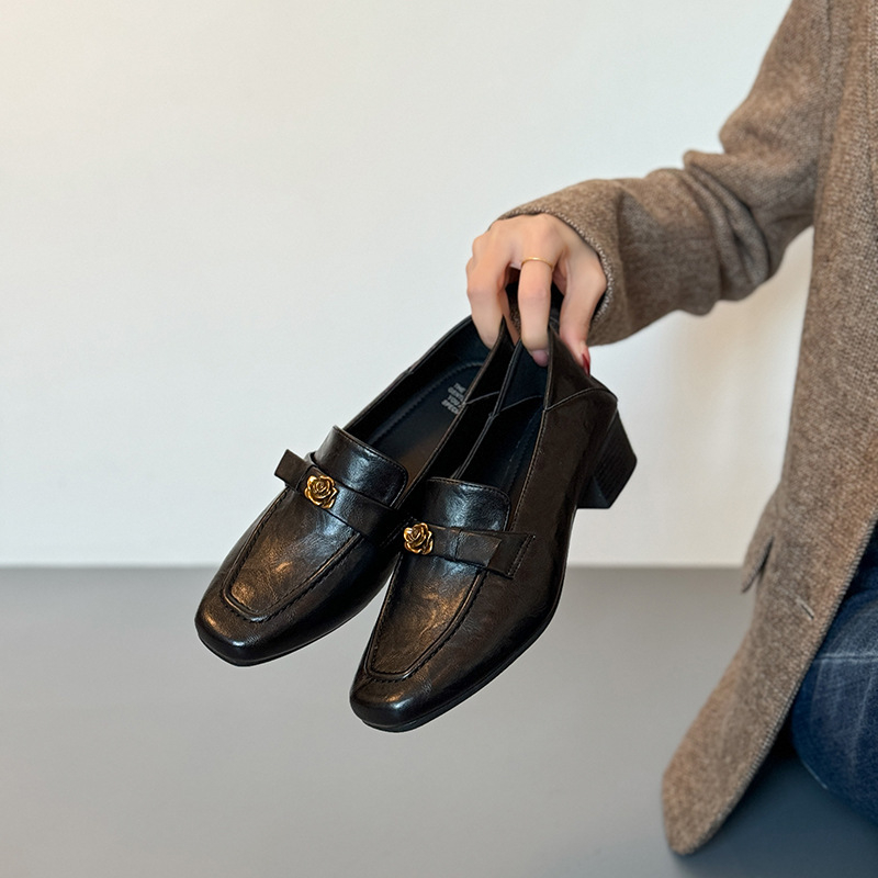 Női loaferok tehénbőrből Camellia dizájnal, slip-on, négyszögletes orr, középmagas, vastag sarok, brit stílusú bőr cipő