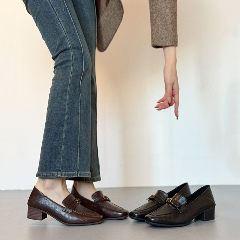 Női loaferok tehénbőrből Camellia dizájnal, slip-on, négyszögletes orr, középmagas, vastag sarok, brit stílusú bőr cipő