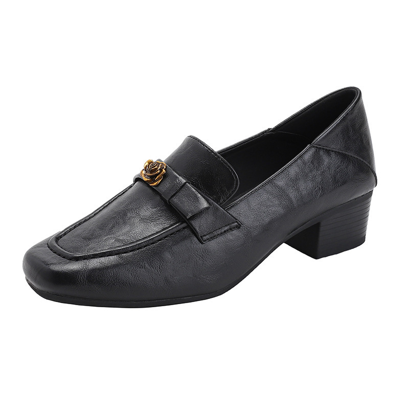 Női loaferok tehénbőrből Camellia dizájnal, slip-on, négyszögletes orr, középmagas, vastag sarok, brit stílusú bőr cipő