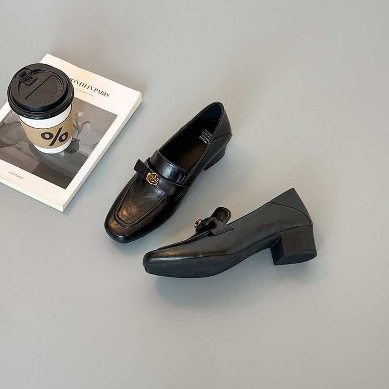 Női loaferok tehénbőrből Camellia dizájnal, slip-on, négyszögletes orr, középmagas, vastag sarok, brit stílusú bőr cipő