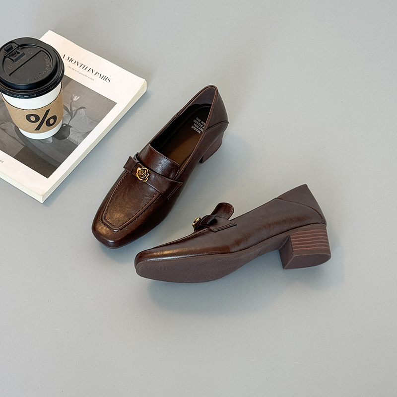 Női loaferok tehénbőrből Camellia dizájnal, slip-on, négyszögletes orr, középmagas, vastag sarok, brit stílusú bőr cipő
