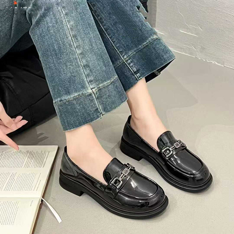 Ženske loafers od prirodne kože, slip-on, britanski stil, lagana meka potplata, jesen 2025