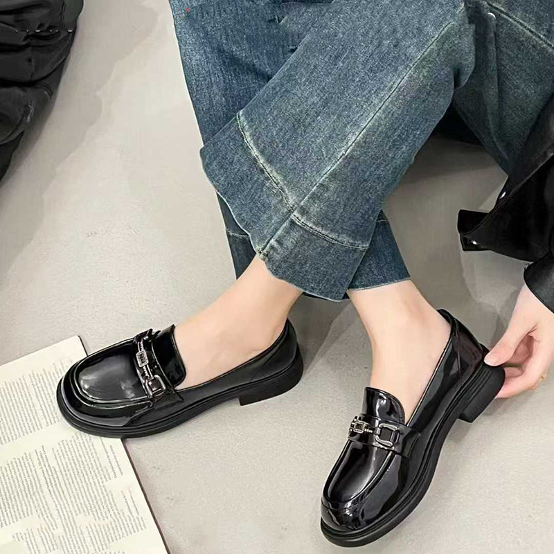 Ženske loafers od prirodne kože, slip-on, britanski stil, lagana meka potplata, jesen 2025