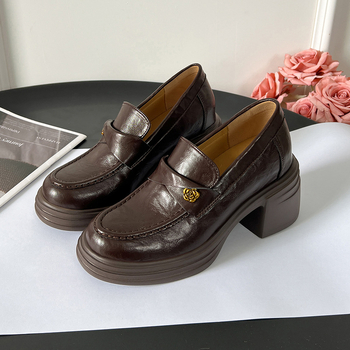 Női loafer vastag talpú és 9 cm-es magasságnövelő sarokkal, camelia minta, 2025-ös modell, méret 32
