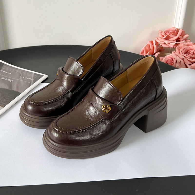 Női loafer vastag talpú és 9 cm-es magasságnövelő sarokkal, camelia minta, 2025-ös modell, méret 32