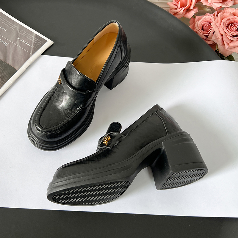 Női loafer vastag talpú és 9 cm-es magasságnövelő sarokkal, camelia minta, 2025-ös modell, méret 32