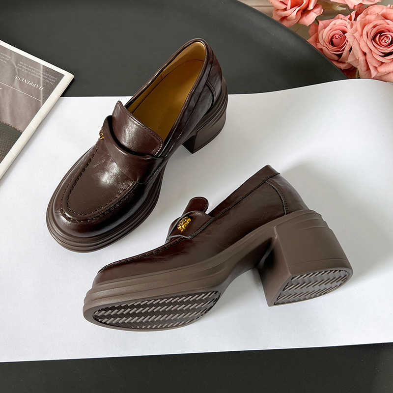 Női loafer vastag talpú és 9 cm-es magasságnövelő sarokkal, camelia minta, 2025-ös modell, méret 32