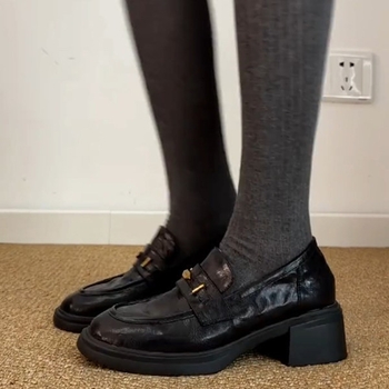 Női loaferek brit retró stílusban, kerek orrú, vastag sarka, slip-on, fekete bőr