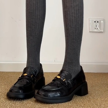 Női loaferek brit retró stílusban, kerek orrú, vastag sarka, slip-on, fekete bőr