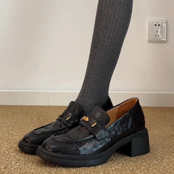 Női loaferek brit retró stílusban, kerek orrú, vastag sarka, slip-on, fekete bőr