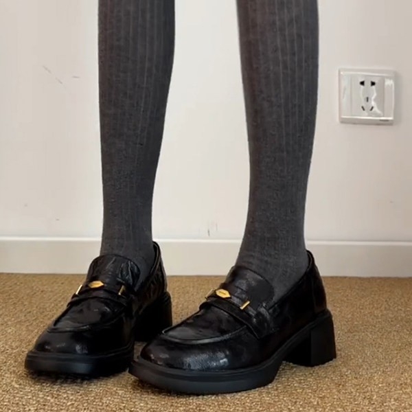 Női loaferek brit retró stílusban, kerek orrú, vastag sarka, slip-on, fekete bőr