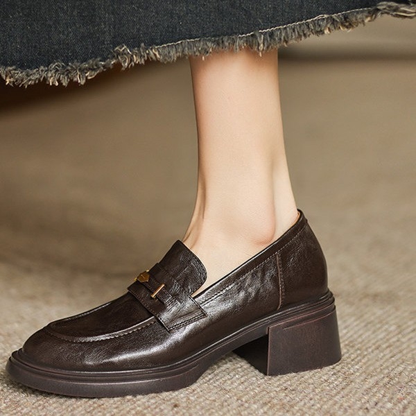 Női loaferek brit retró stílusban, kerek orrú, vastag sarka, slip-on, fekete bőr